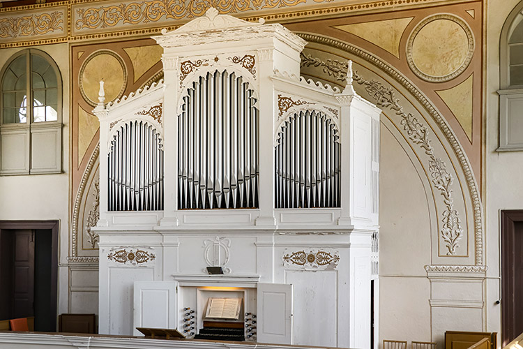 Die Orgel in der Saups­dorfer Kirche wurde 1842 erbaut. Sie stammt aus der Werk­statt von Johann Gottfried Müller und Christian Friedrich Reiss (Neugersdorf).