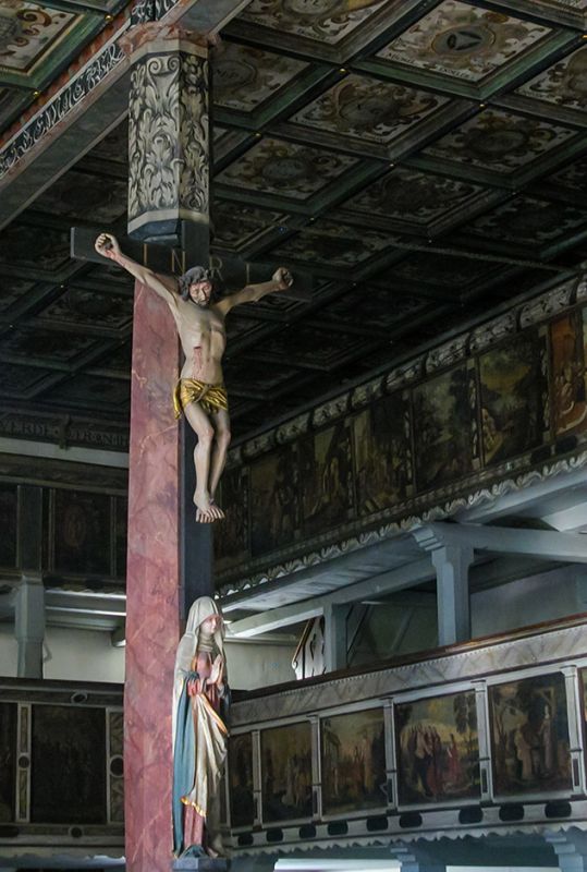 Mittelsäule mit Kruzifix (um 1520) und Marienfigur (Ende 15. Jh. in der Sebnitzer Stadtkirche · Foto: Albrecht Päßler (2005)