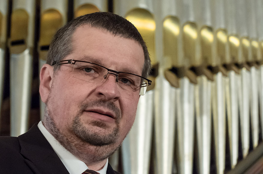 Kantor Albrecht Päßler vor der großen Orgel in der Sebnitzer Stadtkirche · Foto: privat