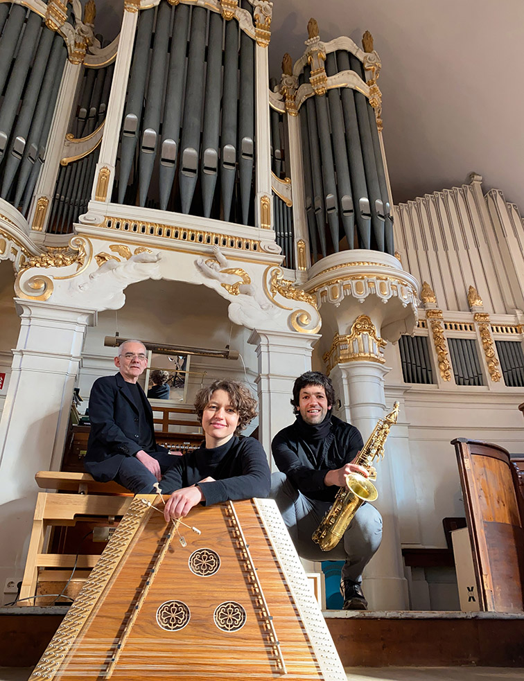 Windspiel: Marieluise Herrmann · Gesang/​Hackbrett, Karl Helbich · Gesang/​Saxophon/​Querflöte/​Synthesizer/​Loop-Station, Christoph Bellmann · Orgel